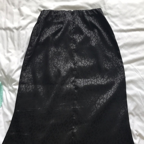 Black mid length skirt - Picture 3 of 3